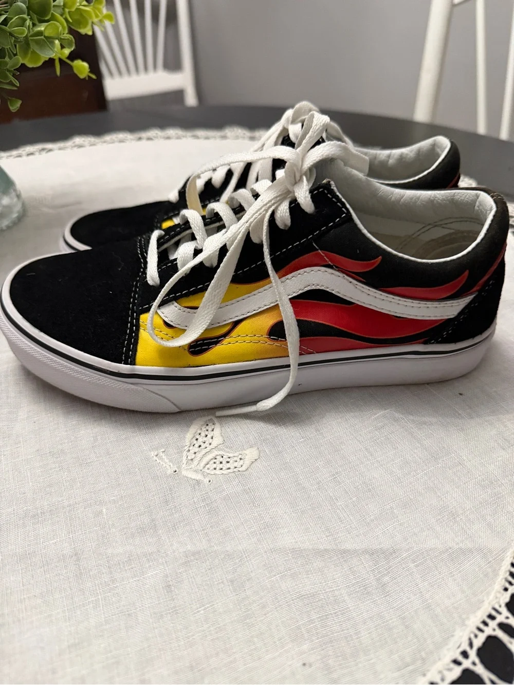 VANS OLD SKOOL FLAME SNEAKERS LOW TOP M: 6.0. W: 7.5